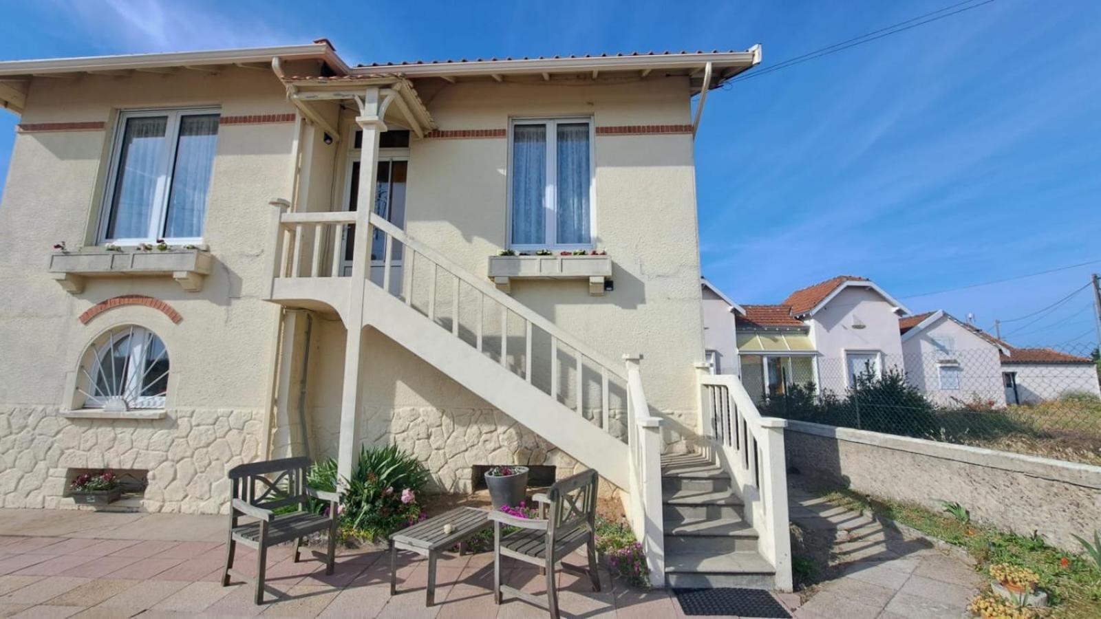 Les Chambres Du Phare - 3 Chambres Le Port-des-Barques Exterior photo